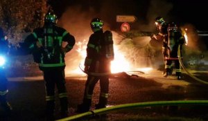 Un spectaculaire incendie détruit une voiture à la sortie de la RN57 à Saint-Nabord
