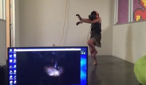 Une fille joue à un jeu de Zombie en VR !