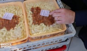 Plats cuisinés réchauffés à même la barquette, aliments industriels : que mangent vos enfants à la cantine ?