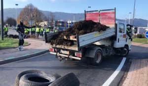 Du fumier déversé devant le rond-point de Cora à Sainte-Marguerite