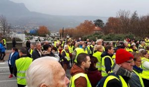 A Grenoble, au Rondeau les Gilets jaunes ont observé une minute de silence.