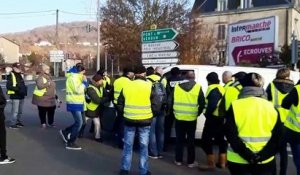 A Toul un policier sort son arme de service pour protéger des gilets jaunes d'un automobiliste excédé qui force un barrage