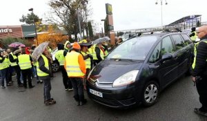 Mobilisation des gilets jaunes à Montélimar: certains automobilistes perdent patience