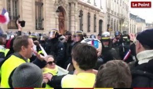 Gilets jaunes : la police fait usage de gaz lacrymogène rue du Faubourg St Honoré