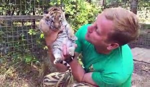 Ce dresseur russe nous présente ses bébés tigres adorables