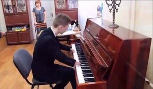 Cet ado sans main joue du piano à la perfection