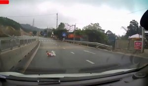 Un bébé traverse une autoroute à genoux...