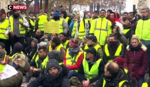 Des gilets jaunes en plein sitting sur les Champs-Élysées ont été délogés par les forces de l’ordre