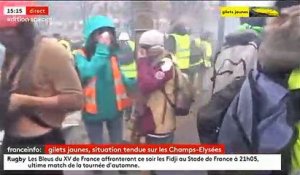 Gilets Jaunes - Les images des barricades, des incendies et des affrontements à 15h sur les Champs Elysées