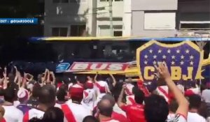 Le bus de Boca Juniors caillassé par les supporters de River Plate