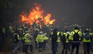 Des centaines de "gilets jaunes" aux prises avec les forces de l'ordre à Paris