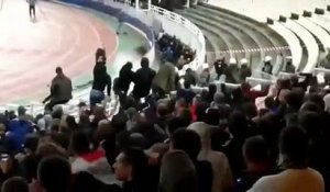 Incroyables scènes de violences dans les tribunes lors du match AEK Athènes - Ajax Amsterdam.