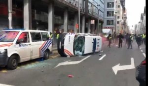 Une voiture de police renversée lors de la manifestation des gilets jaunes à Bruxelles