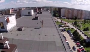 Un drone surprend une demoiselle qui bronze en petite tenue sur le toit d'un immeuble