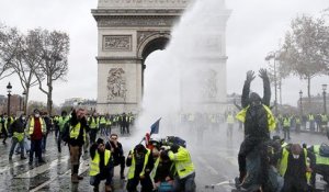 "Gilets jaunes" : Macron silencieux, le gouvernement consulte