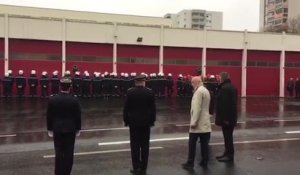 Les pompiers de Cholet tournent le dos aux élus pendant une cérémonie officielle