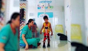 Une kiné en pleurs lorsque son très jeune patient handicapé se met à marcher (émotion)