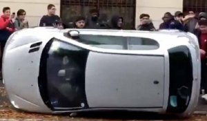Des lycéens retournent des voitures à Orléans