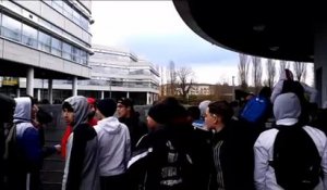 Lycée Courbet : intervention des forces de l'ordre face à des jeunes qui veulent entrer dans l'établissement