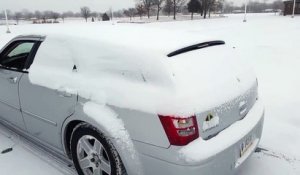 Jolie méthode pour déneiger sa voiture... Caisson de basse!!!!