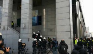 Affrontements entre les Gilets jaunes et la police à Bruxelles