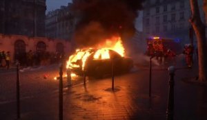 Des casseurs mettent le feu à une Porsche sur la place Saint-Augustin