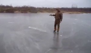 Il tire sur un lac gelé avec un pistolet. Ce qui se passe est Dingue
