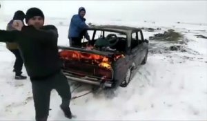 Russie : Il se jette dans un lac gelé avec une voiture en feu !