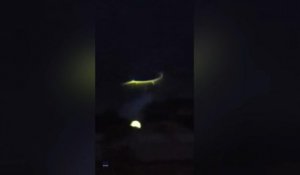 Une mystérieuse lueur verte apparaît dans le ciel pendant un orage en Australie