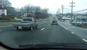 Une battle de bennes de deux pick-ups à un feu rouge sur une route aux États-Unis
