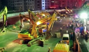 100 pelleteuses travaillent en même temps pour détruire un pont en chine