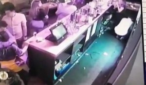 Un homme étrangle sa collègue de travail dans un bar ! Mais pourquoi???