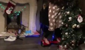 Une maman saoul détruit le sapin de Noël avec un hoverboard