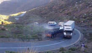 Un camion sans frein  en pleine descente détruit tout sur son passage