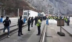 À Saint-Michel-de-Maurienne, les gendarmes libèrent le péage