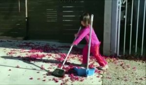 Cet enfant veut aider sa soeur à ramasser les feuilles... Enfin il essaie.. FAIL