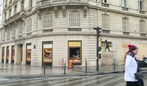 La vie reprend sur les Champs-Elysées