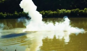 Il jette 1kg de sodium dans un lac : Explosion impressionnante