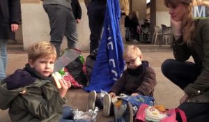 Aides maternelles et parents d'eleves ensemble devant la mairie de Marseille
