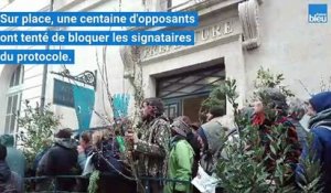 Le protocole d'accord sur les bassines signé, manifestation tendue devant la préfecture des Deux-Sèvres