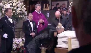 Læticia, Jade et Joy embrassent une dernière fois le cercueil de Johnny Hallyday