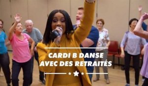 Cardi B chante dans une maison de retraite