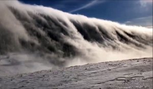 Cette vague de brouillard avale tout sur une montagne du Jura !