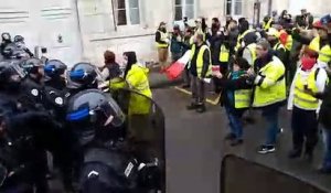 Face à face pacifique entre gilets jaunes et forces de l'ordre à Besançon