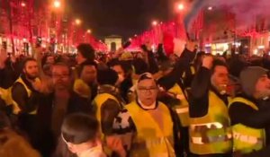Champs-Élysées : les gilets jaunes chantent face aux forces de l'ordre