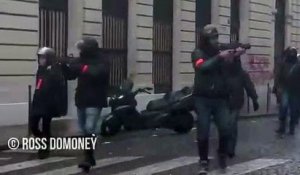 Un policier croise une amie Gilet Jaune entre deux tirs de flash-ball (Paris)