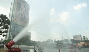 Des canons à eau pour contrer la pollution en Thaïlande