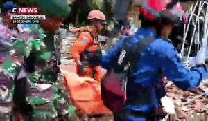 Les secouristes à pied d'oeuvre en Indonésie