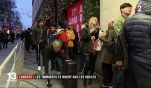 Londres : les touristes se ruent sur les soldes