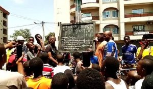 Un cours sur les problèmes de la Guinée dispensé en pleine rue à Koloma